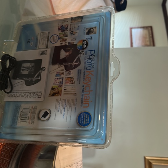 Digital Photo KeyChain-Memories with you at all times. 60 photos.  Color screen - Picture 2 of 6